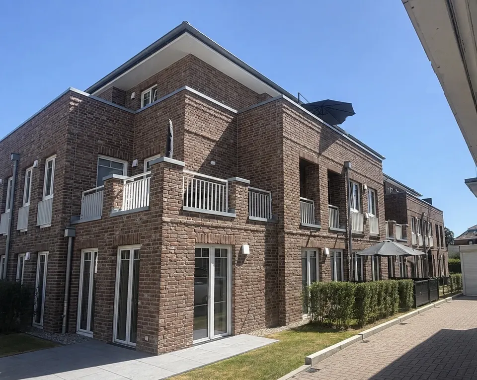 Fertiggestellte Wohnanlage The One Residences mit Backsteinfassade